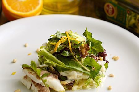 Фото к рецепту: Дорада на пару с салатным миксом и цитрусовой заправкой