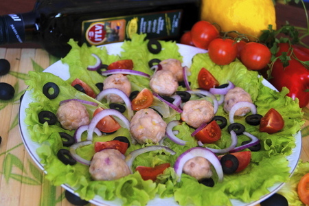 Салат с оливками и куриными фрикадельками