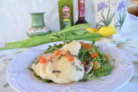 Салат с грушей, сыром бри и курагой