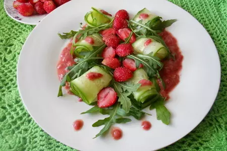 Салат с клубникой.огурцами и рукколой