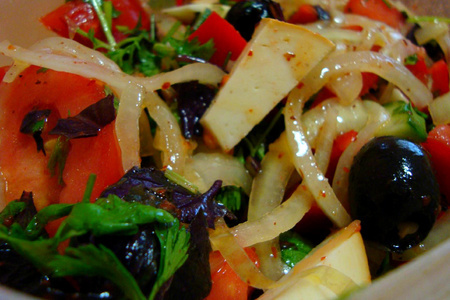 Фото к рецепту: Салат с маринованным луком и сыром сулугуни.