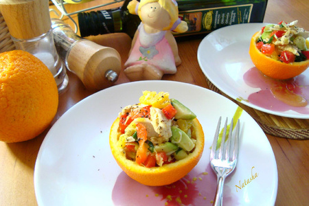 Фото к рецепту: Салат с курицей,авокадо и апельсином.