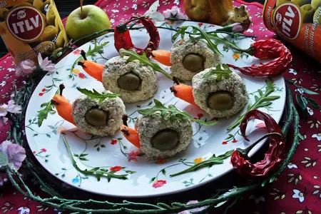 Творожные "улитки" с чесноком и рукколой