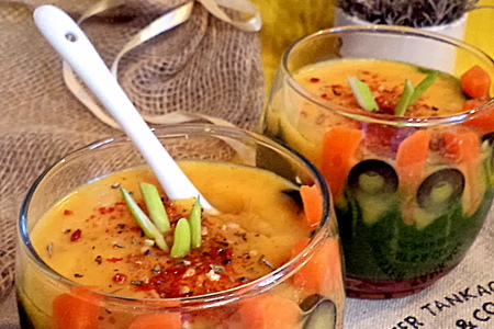 Фото к рецепту: Гороховый слоеный суп- пюре "лето" со шпинатом и маслинами.