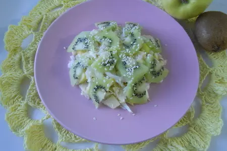 Зелёный салат с киви