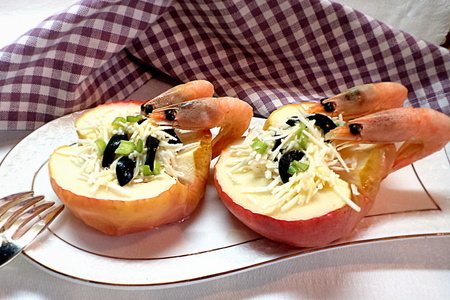 Пикантная закуска- печеные яблоки, фаршированные салатом с маслинами и креветками.