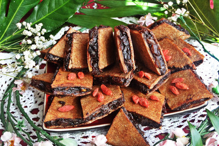 Фото к рецепту: Ржаное пирожное с сухофруктами (постное)