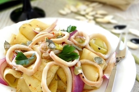 Фото к рецепту: Салат из маринованного кабачка с кальмаром