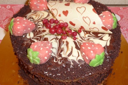 Шоколадный торт с безе и шоколадныи конфетами "клубничка"