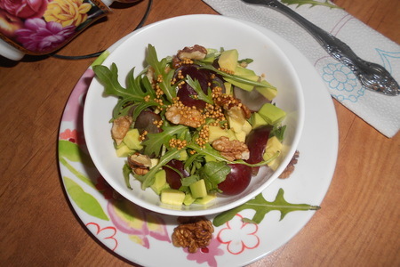 Салат с виноградом, авокадо и рукколой