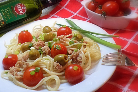 Спагетти с тунцом, оливками и томатами черри.