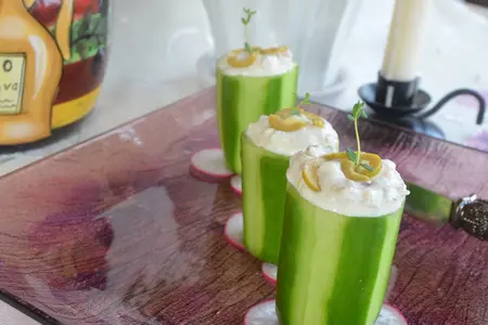 Огурцы фаршированные сырно-оливковым кремом и редисом