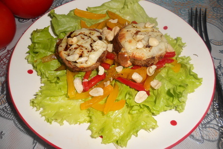 Салат с румяными гренками с сыром