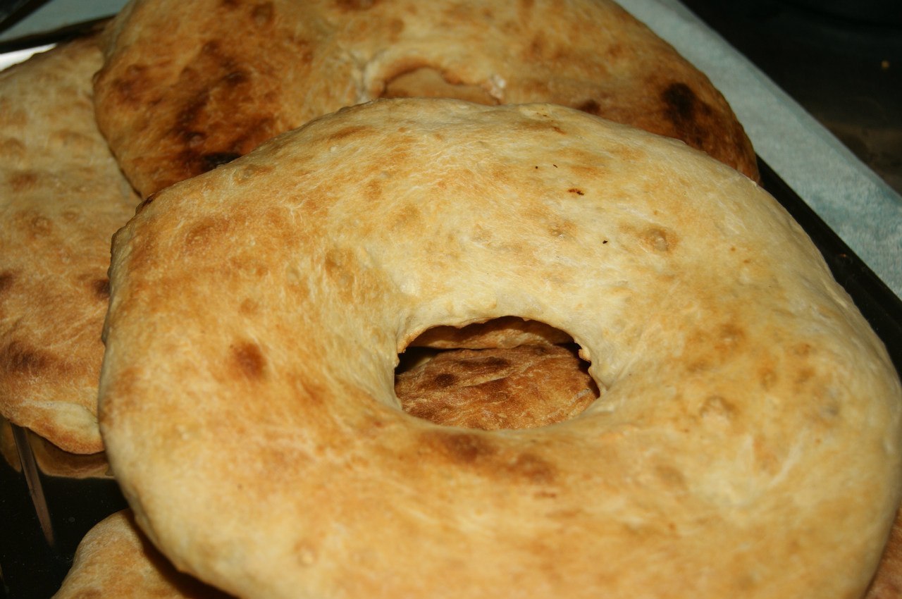 Толстый лаваш домашний рецепт. Армянский хлеб Пури. Пури лепешка Грузинская. Грузинский лаваш Пури. Грузинский шоти Пури.