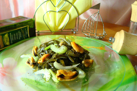 Салат из морской капусты с мидиями и сельдереем.