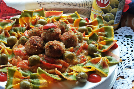 Фото к рецепту: Тефтели с овощным соусом и трёхцветной пастой