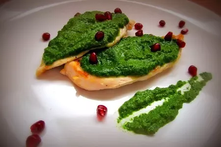 Куриная грудка под шпинатным соусом