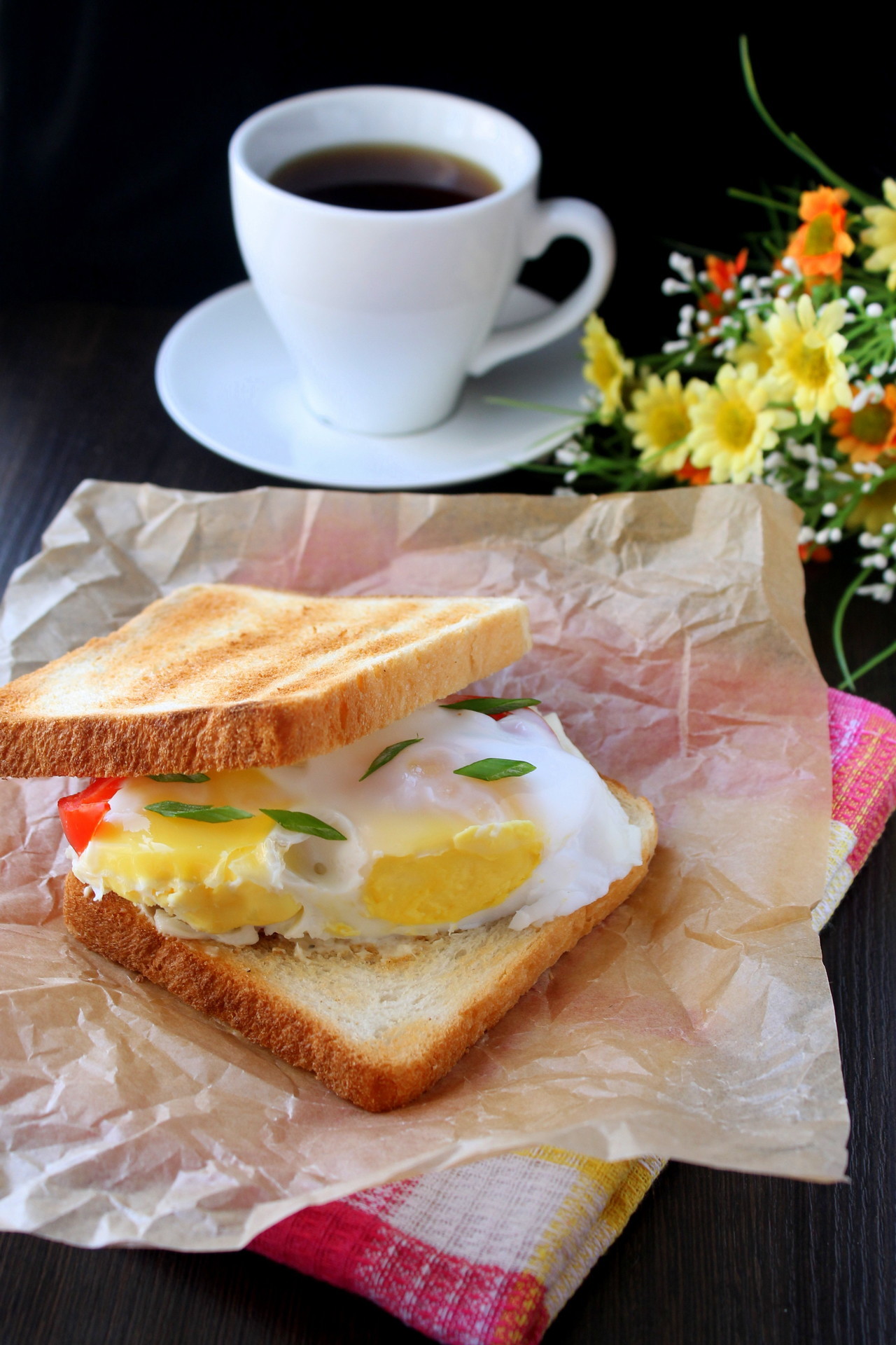 Завтрак бутерброд с сыром. Утренний бутерброд. Завтрак кофе и бутерброд. Кофе с бутербродом. Бутерброды на завтрак.