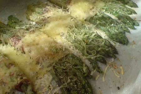 Спаржа с вяленой ветчиной и сыром//как горячая закуска