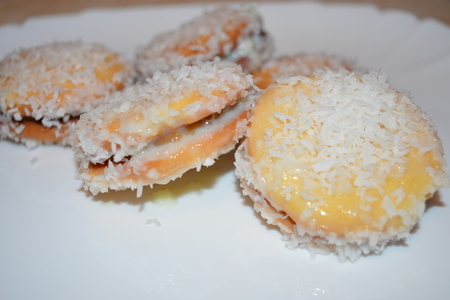Фото к рецепту: Печенье с арахисовой пастой в кокосовой стружке 