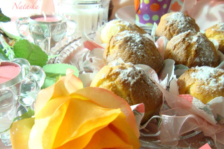 Фото к рецепту: Кексы ванильно-апельсиновые с шоколадными конфетами "ассорти".