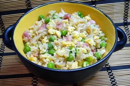 Жареный рис по-кантонезийски
