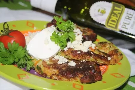 Латкес (еврейские кабачковые оладьи с овечьим сыром)