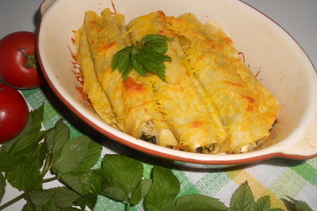 Фото к рецепту: Рулетики из лазаньи с рисом,, снытью и яйцом