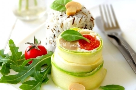 Фото к рецепту: Башенки из басмати и яичной паровой запеканкой с шампиньонами и овощами