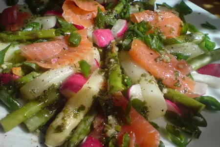 Салат из спаржи и копчёного лосося