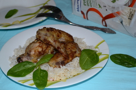 Фото к рецепту: Хрустящие куриные крылышки с рисом