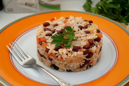 Тёплый салат с рисом и фасолью