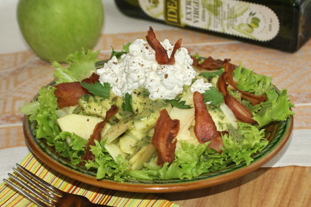 Фото к рецепту: Салат с яблоками, беконом и домашним сыром