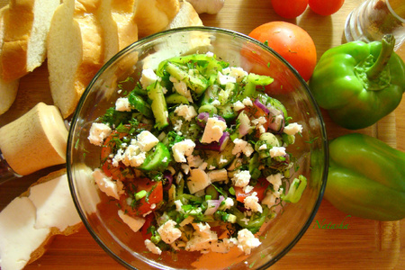Салат с брынзой и свежими овощами.