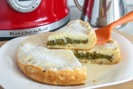 Фото к рецепту: Творожный пирог с щавелем в мультиварке kitchenaid