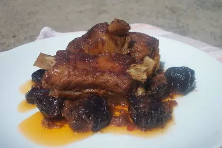 Ребра с черносливом,коньяком  и овощами