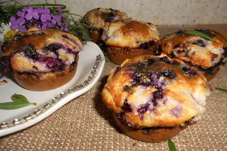 Мини-шарлотка с яблоками и черникой