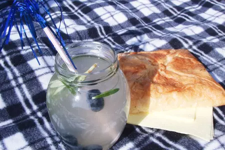 Ягодный лимонад с розмарином в банке
