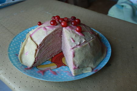 Фото к рецепту: Блинный торт с клюквенным кремом