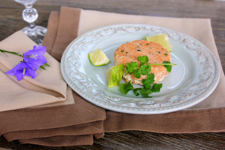 Фото к рецепту: Котлетки из лосося с имбирем и кинзой 