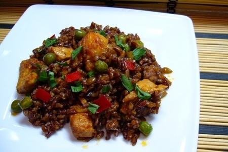 Фото к рецепту: Красный рис со свининой и зеленым горошком