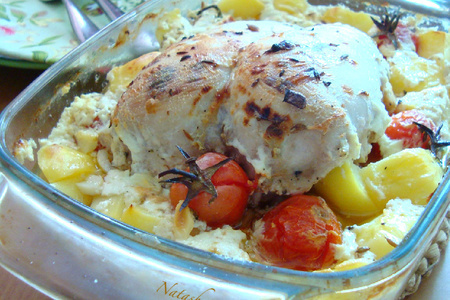 Фото к рецепту: Курица в кефире с картофелем и черри.