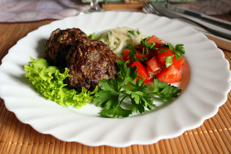 Мясные биточки с маринованным луком и острым салатом из помидоров