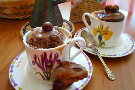 Бисквитный десерт в чашках из свч "гости на пороге"