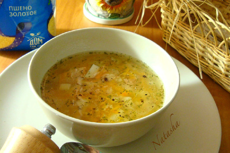 Суп с консервированным тунцом и пшеном.