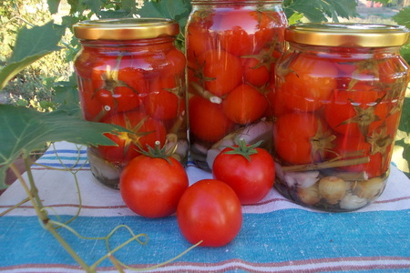 Фото к рецепту: Консервированные помидоры с виноградом