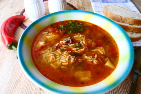 Томатный суп с рисом и куриными потрошками