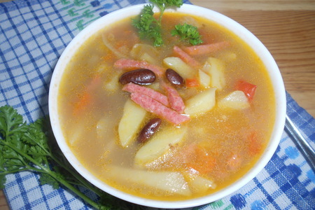 Фасолевый суп с салями