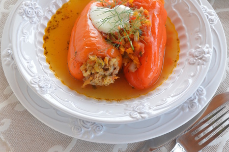 Фото к рецепту: Перец фаршированный бараниной и рисом