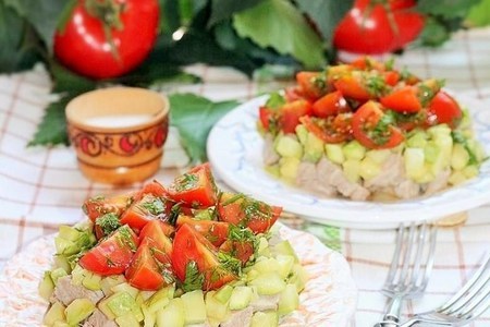 Мясной салат с кабачком и соусом "летний"